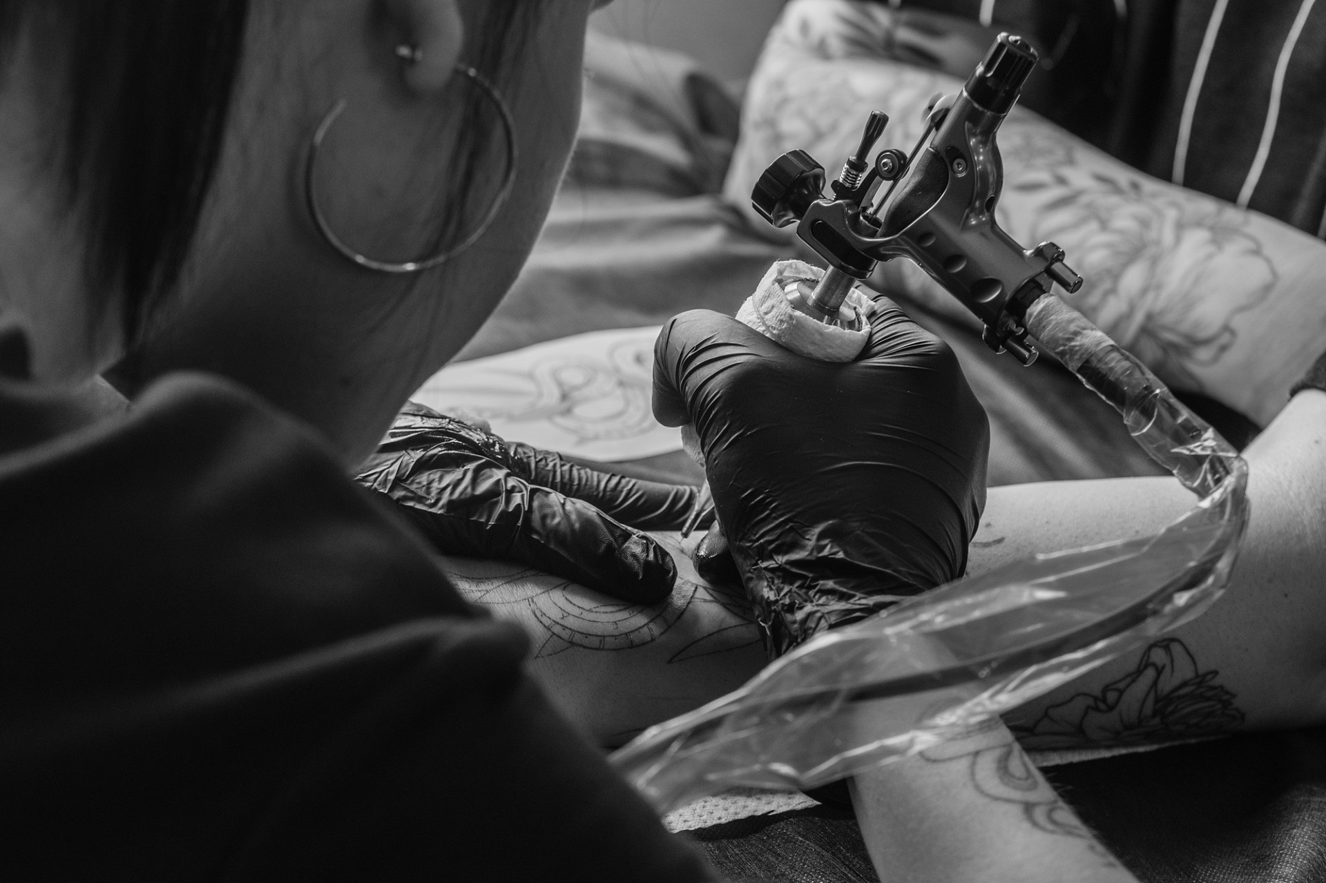 tatuadora con piercing