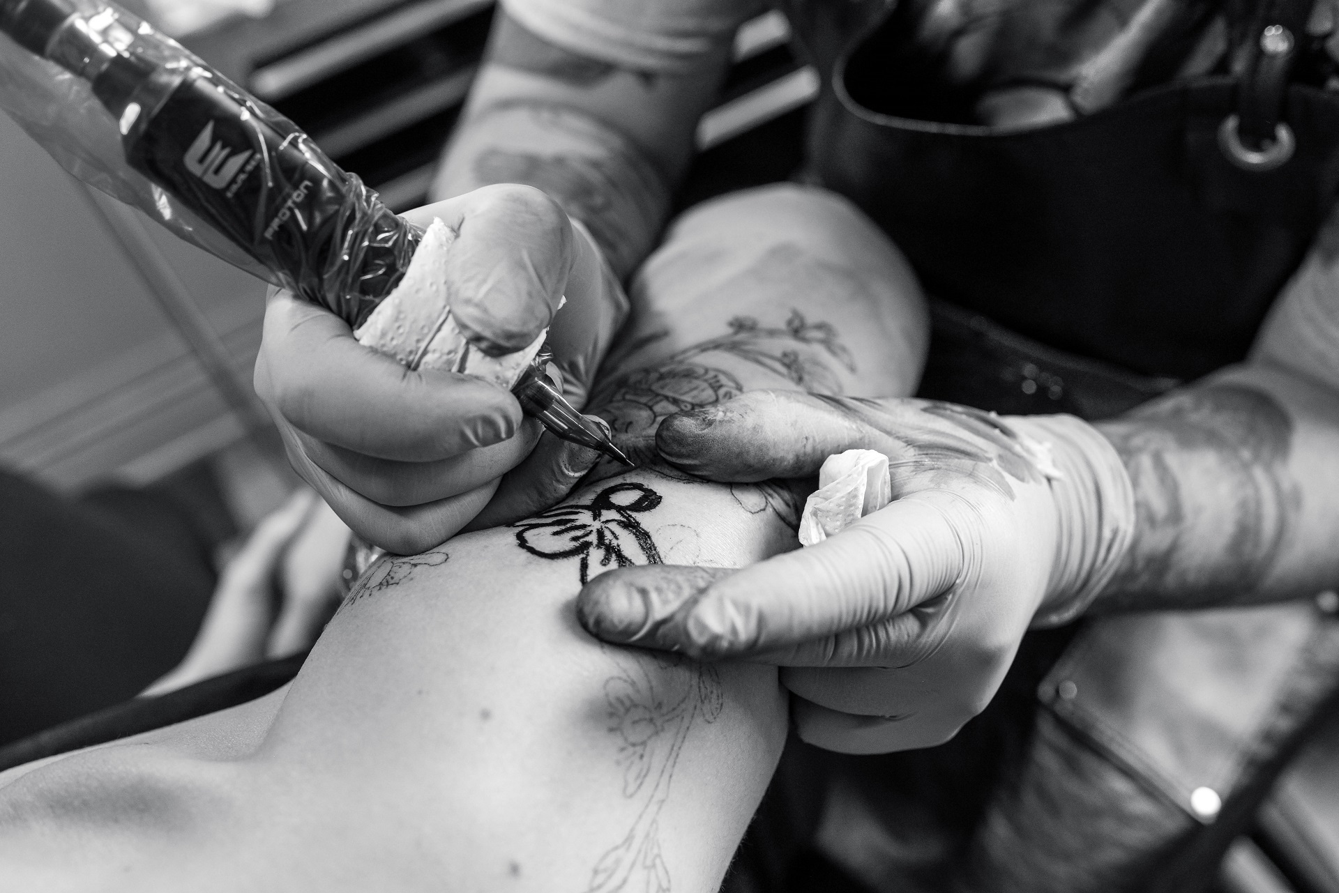 artista tatuando